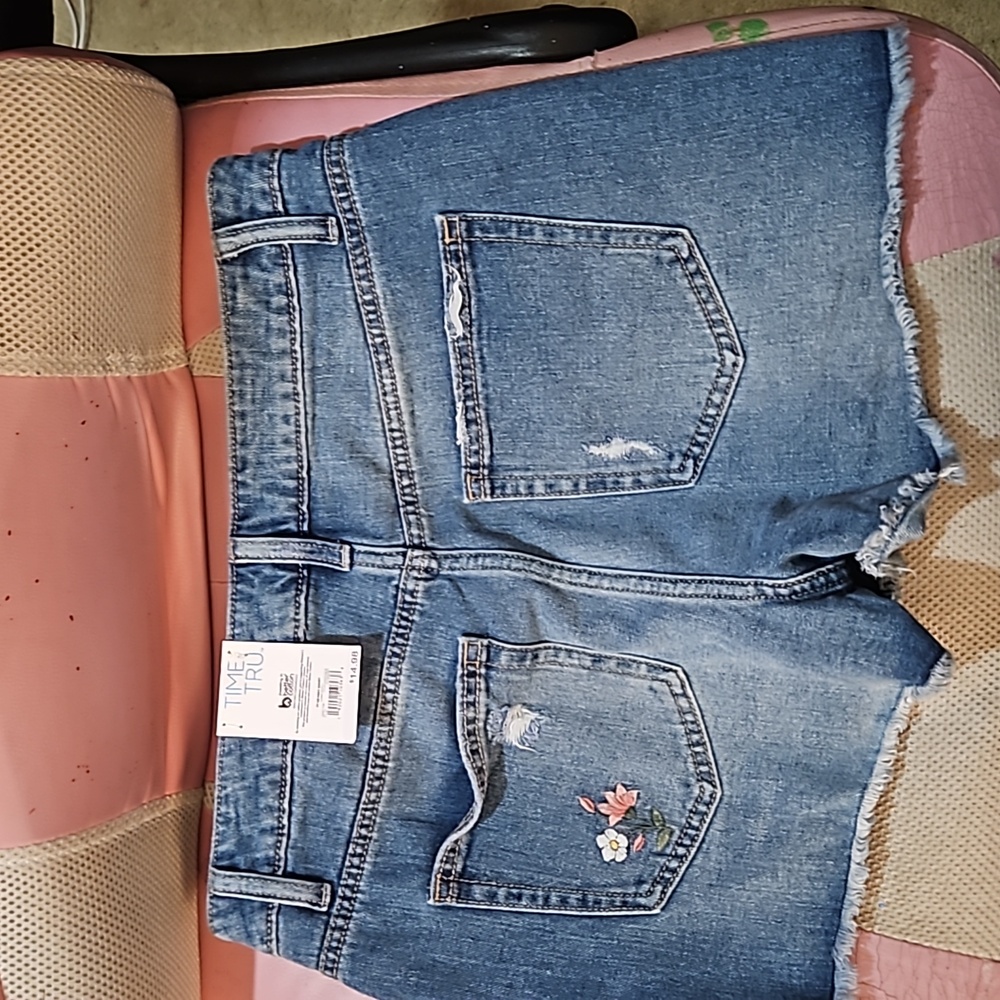 Shorts - Picture 2 of 6